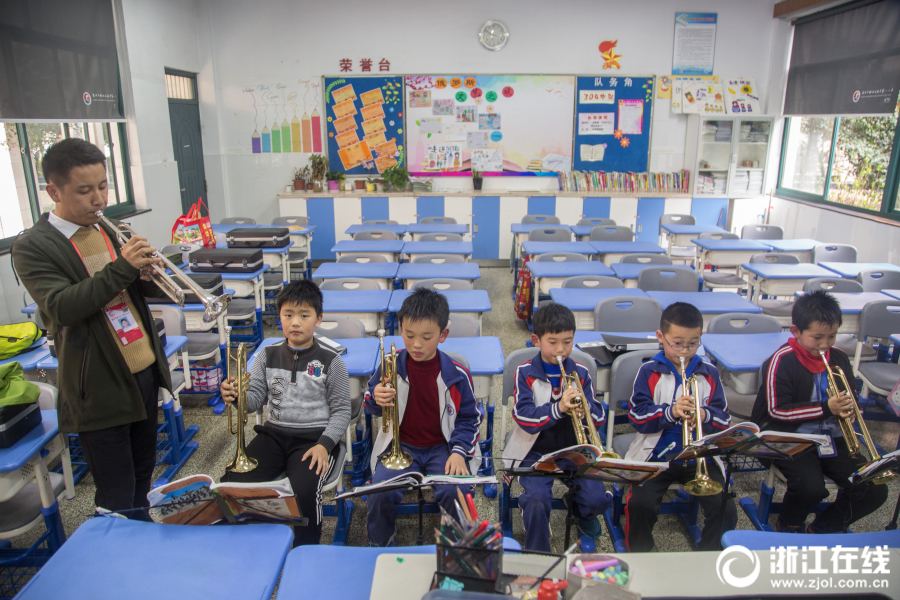 杜鋒：年輕球員差距很大 機(jī)會把握不是很好 希望通過比賽找到差距